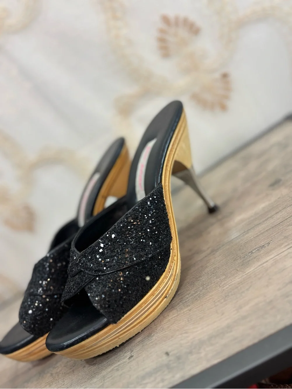 ✨Vintage Y2K Bohemian Black Glitter Wooden Betsy Johnson Heels✨